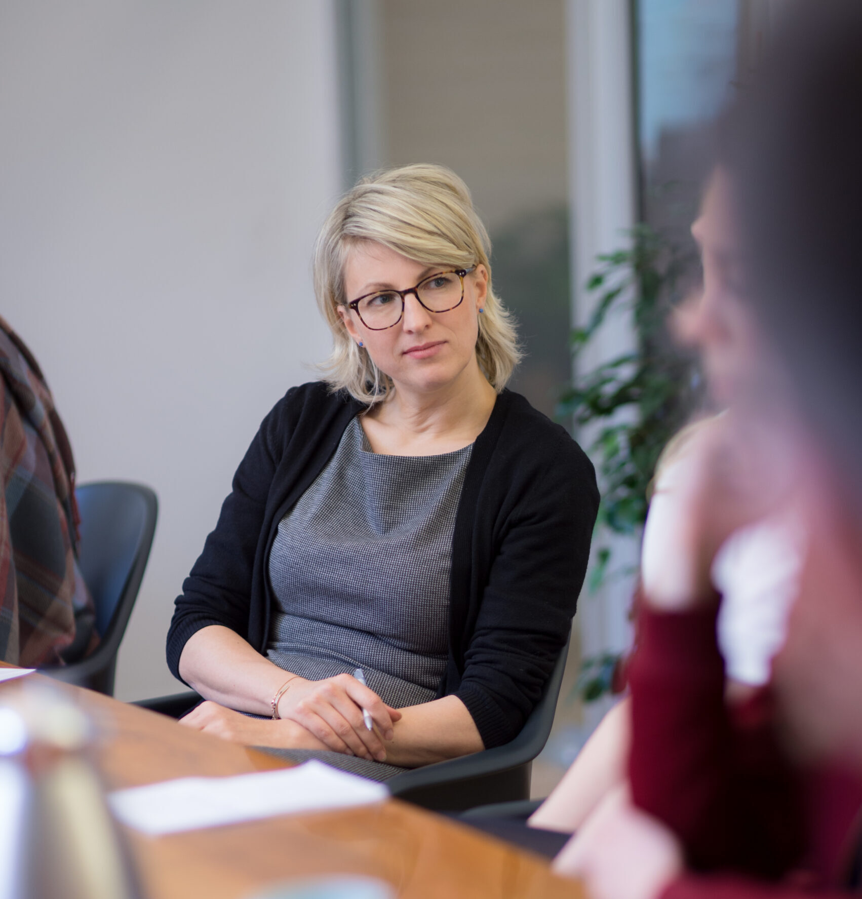 une-femme-d-affaires-mure-assise-en-reunion